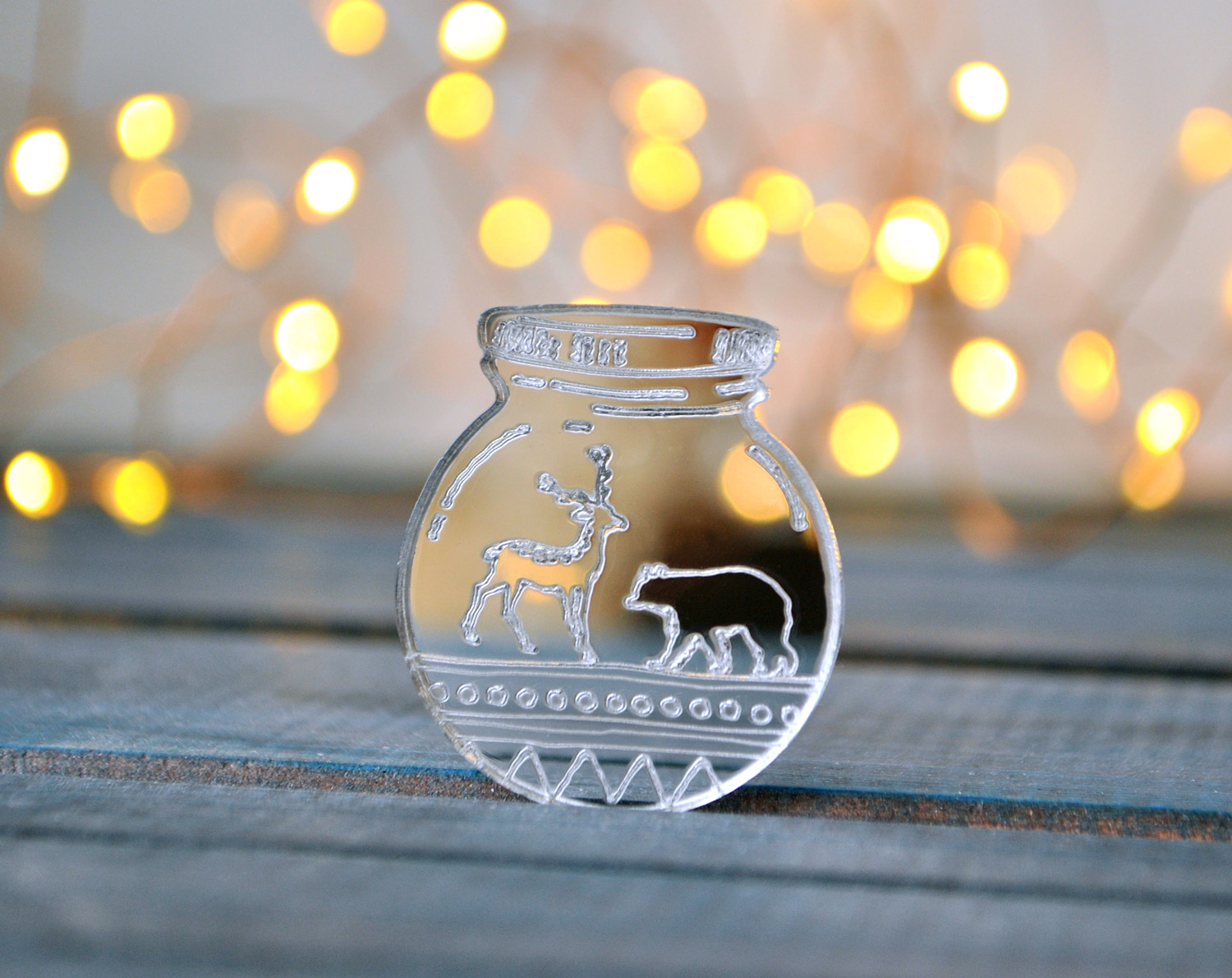 Баночка с оленем и медведем - зеркальная брошь