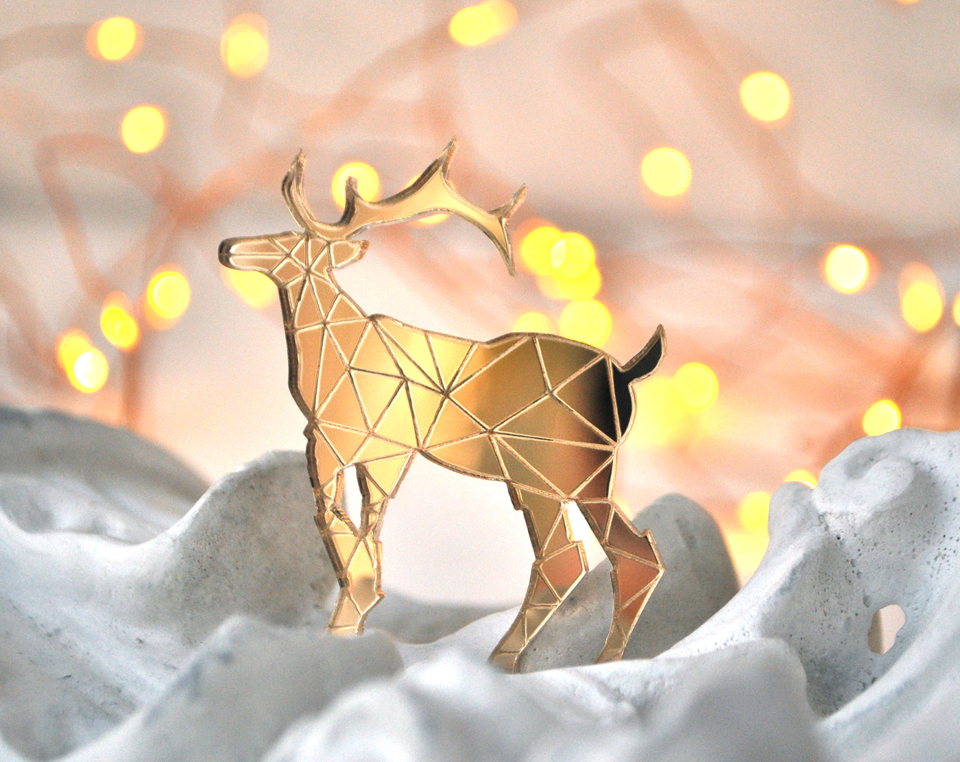 Олень - зеркальная брошь