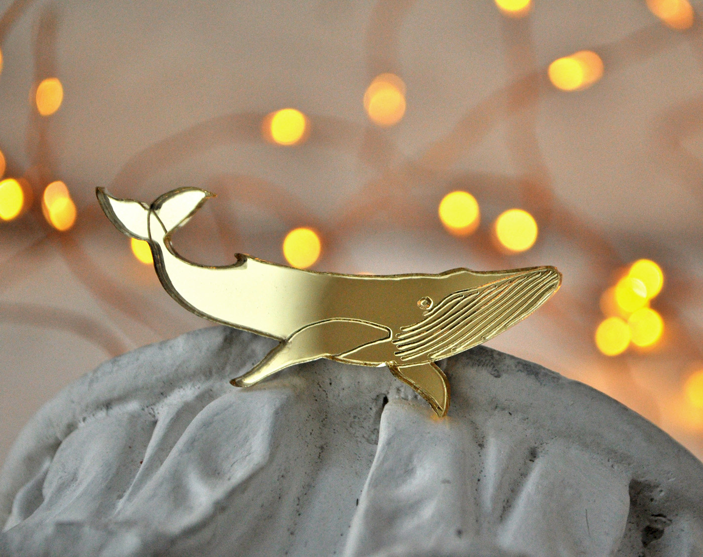 Кит - зеркальная брошь