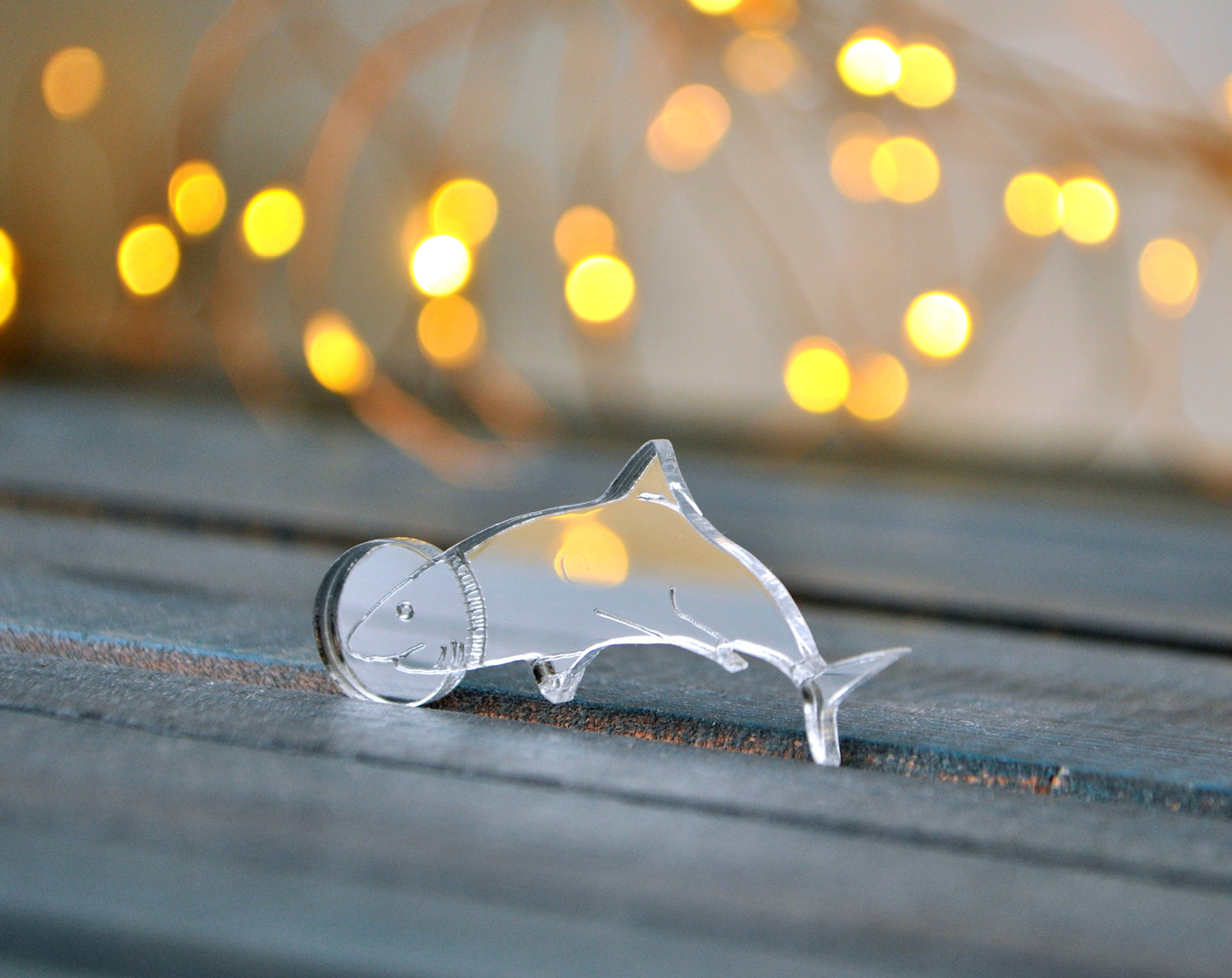 Акула - космонавт - зеркальная брошь