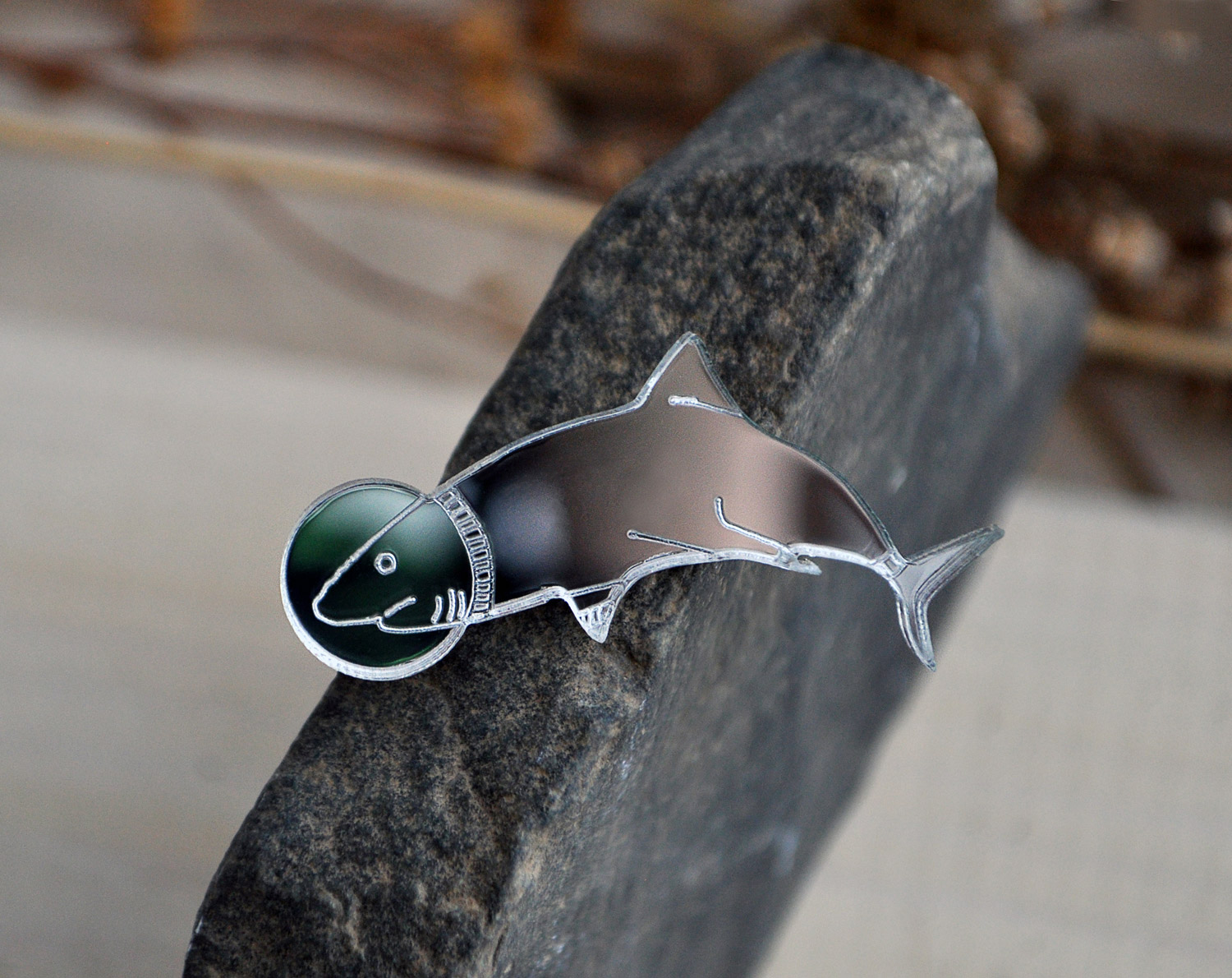 Акула - космонавт - зеркальная брошь