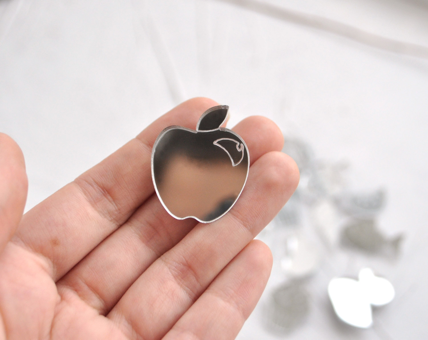 яблочко - зеркальная брошь