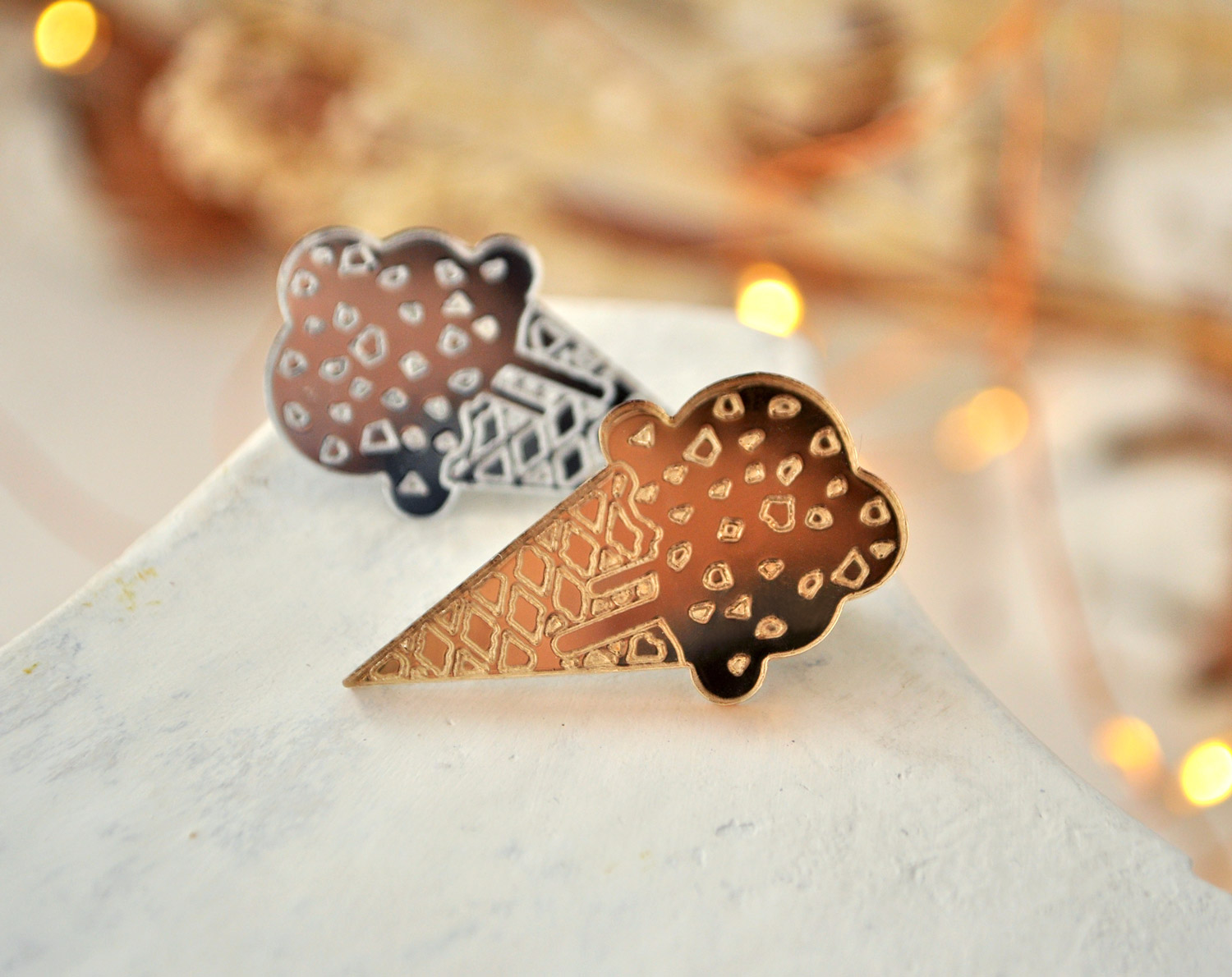 Зеркальный вафельный рожок - зеркальная брошь