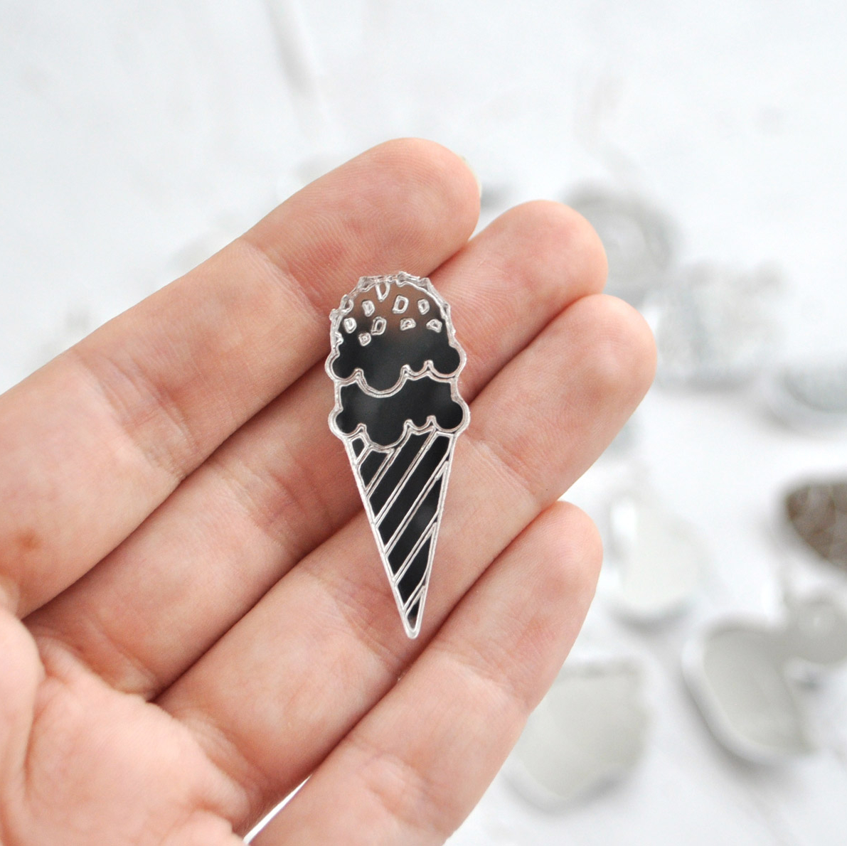 Зеркальный двойной рожок - зеркальная брошь