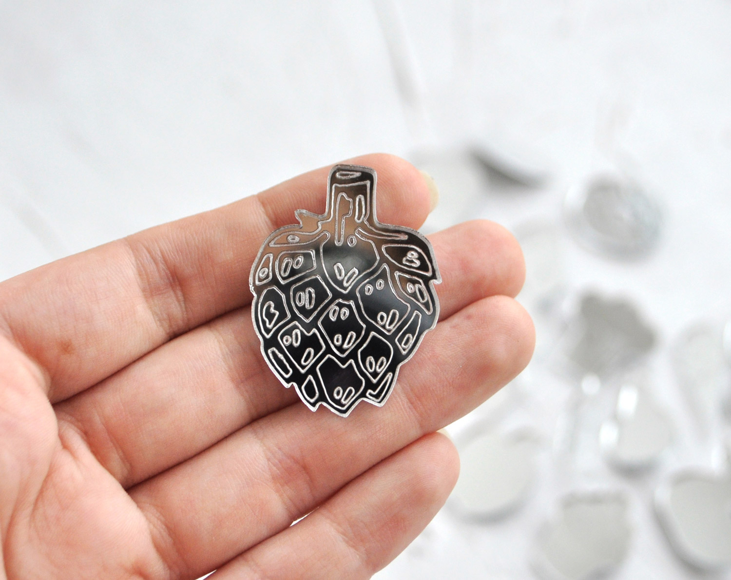 Зеркальный артишок - зеркальная брошь