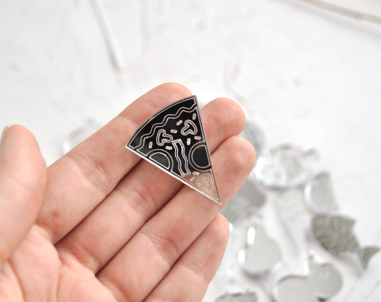 Зеркальная пицца - зеркальная брошь