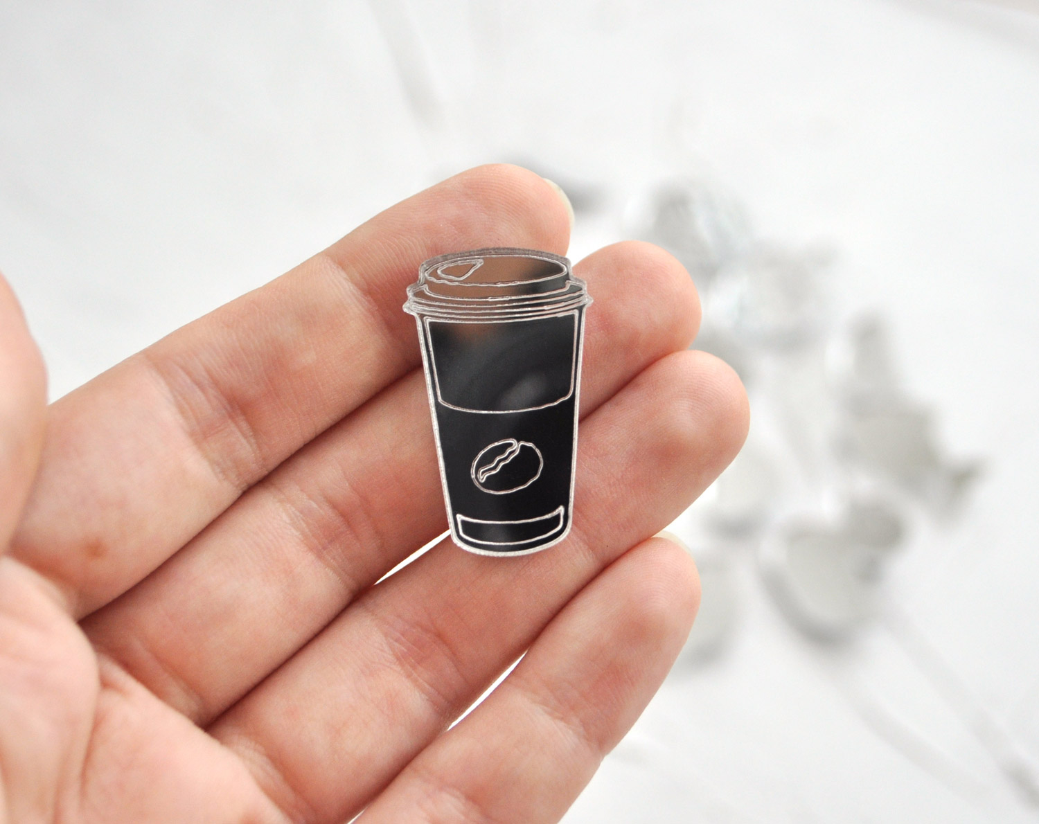 Зеркальный стакан кофе - зеркальная брошь