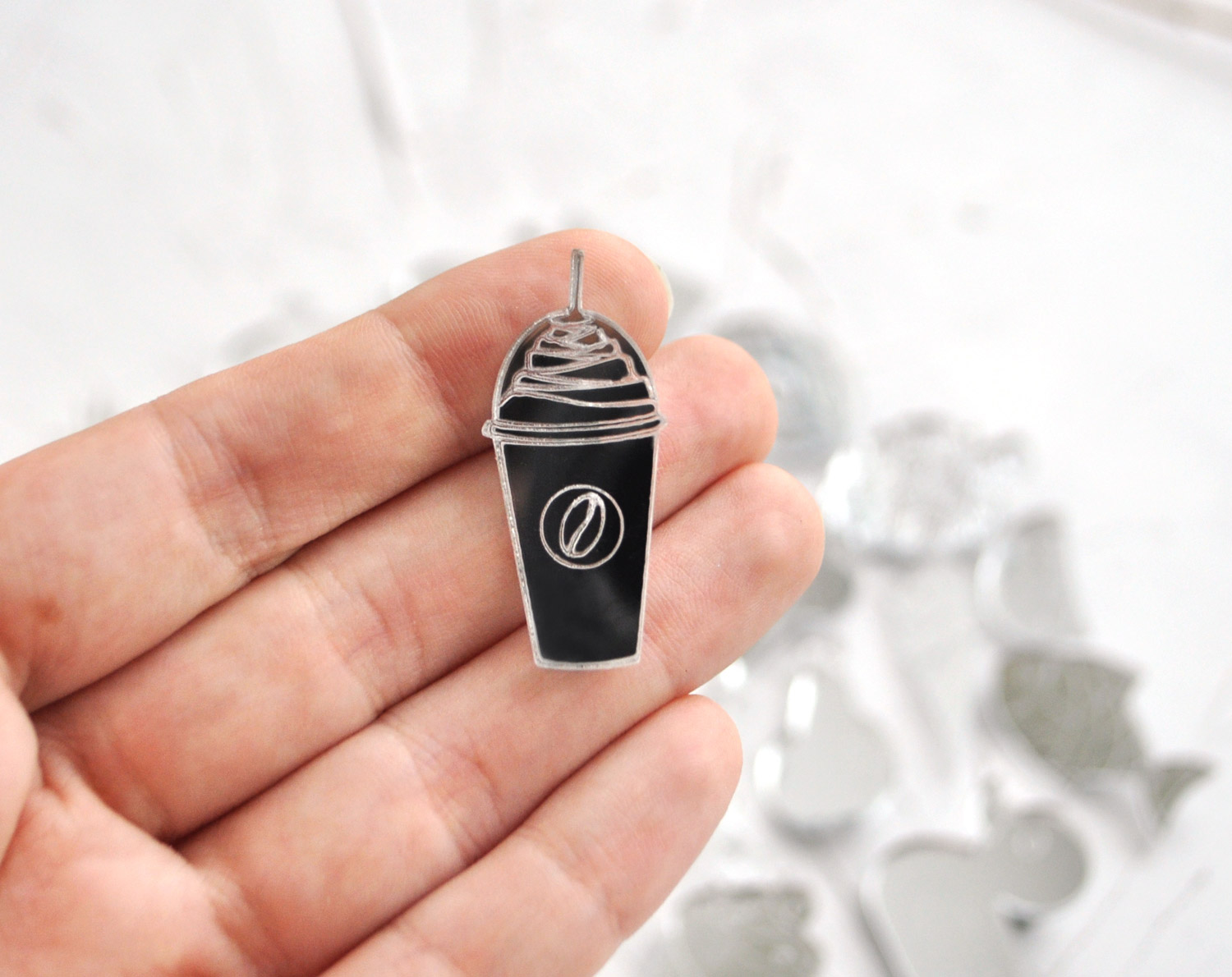 Зеркальный стакан кофе со сливками - зеркальная брошь