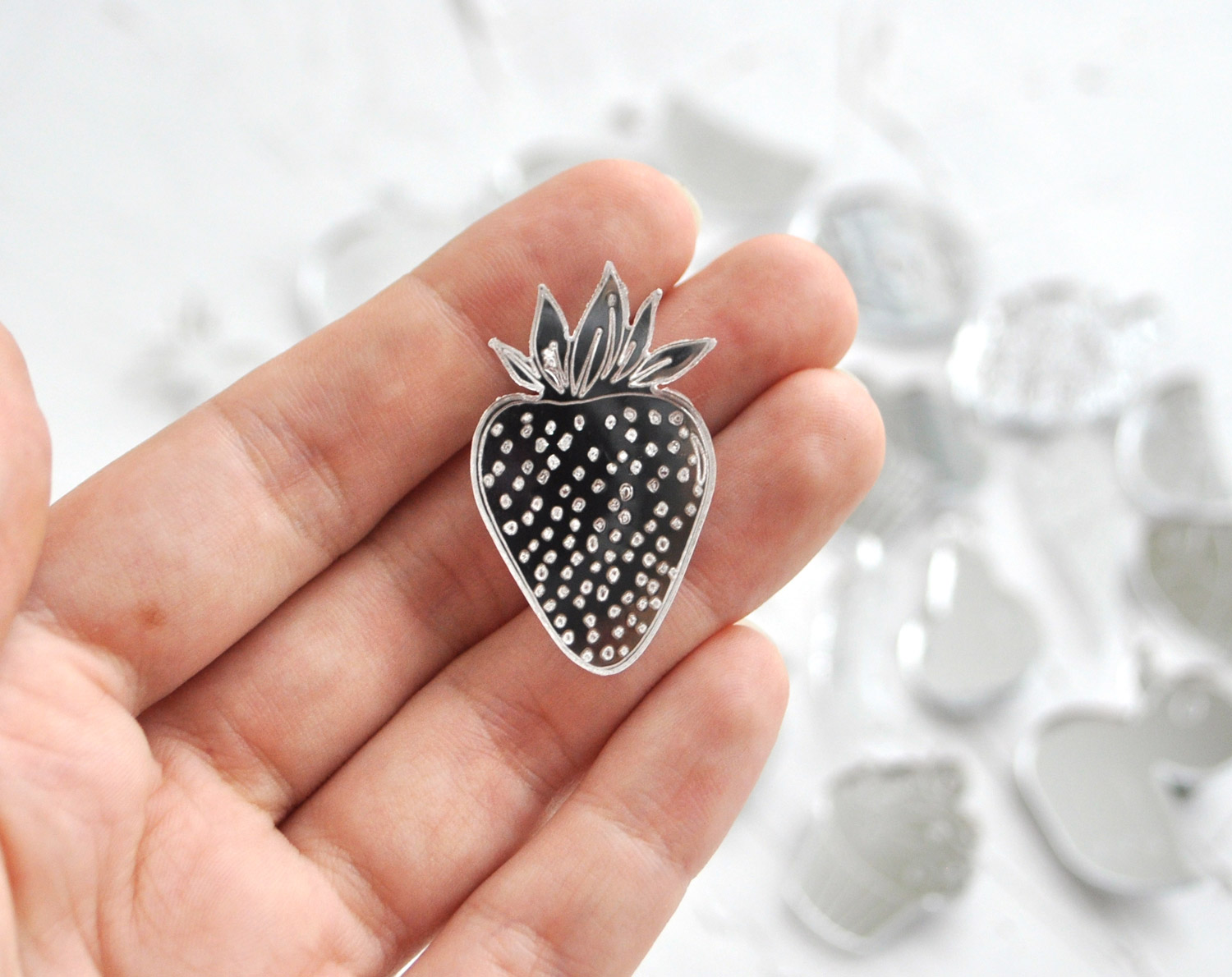 Зеркальная клубника - зеркальная брошь