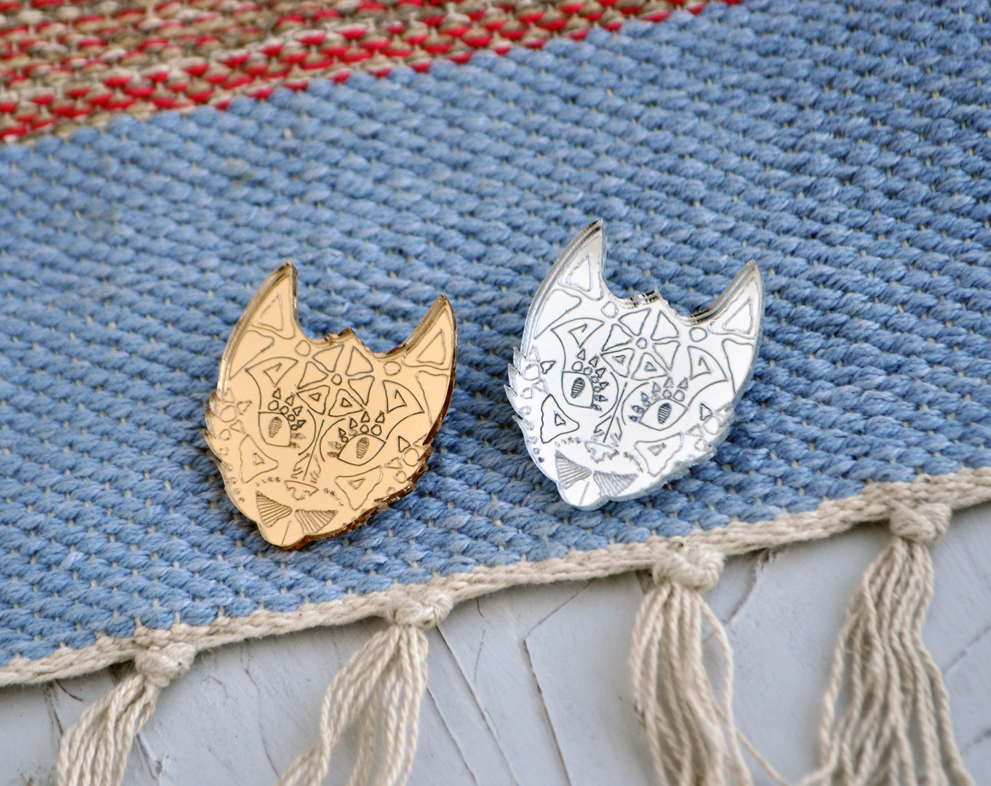 Кот шаман - зеркальная брошь