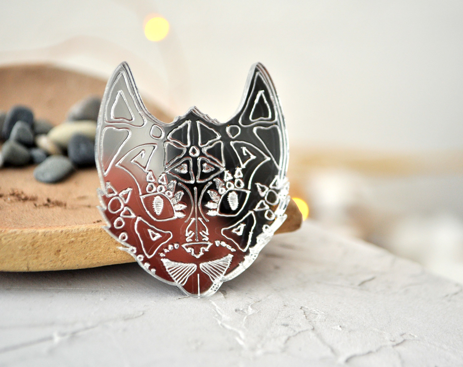 Кот шаман - зеркальная брошь