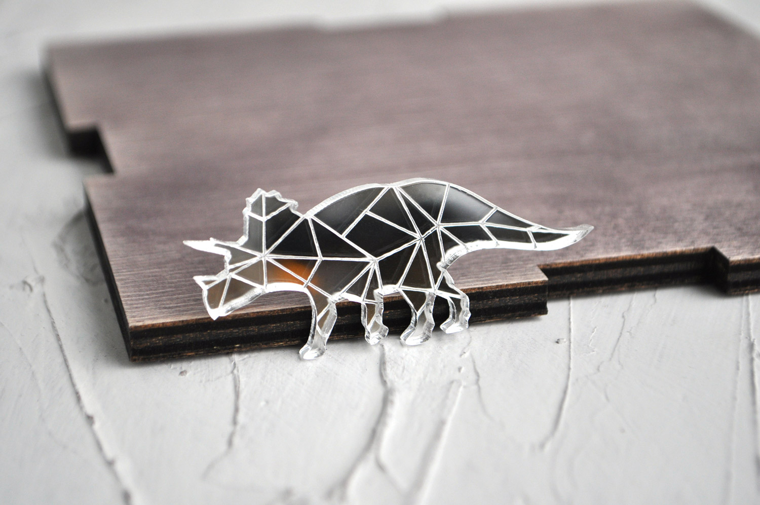 Трицератопс - зеркальная брошь