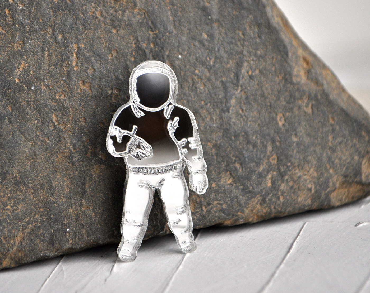 Космонавт - зеркальная брошь