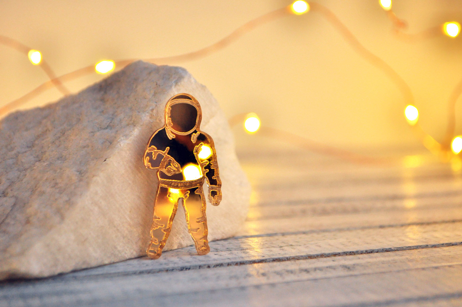 Космонавт - зеркальная брошь