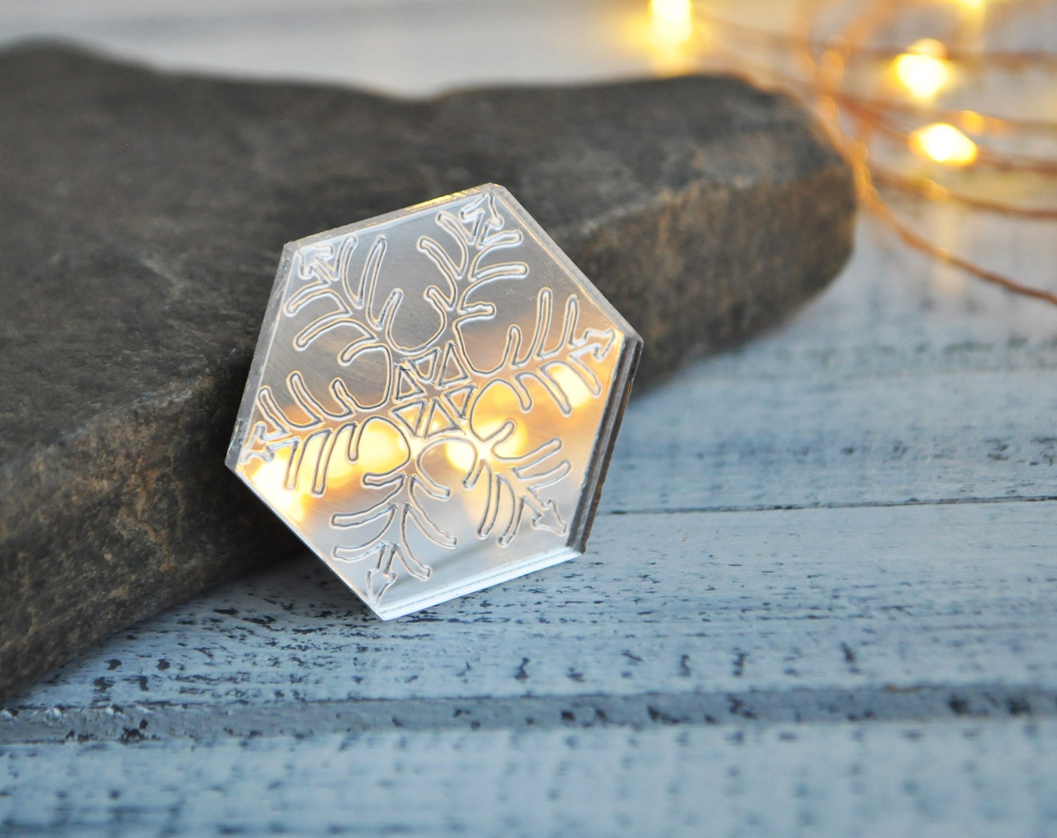 Снежинка шестигранная зеркальная - зеркальная брошь