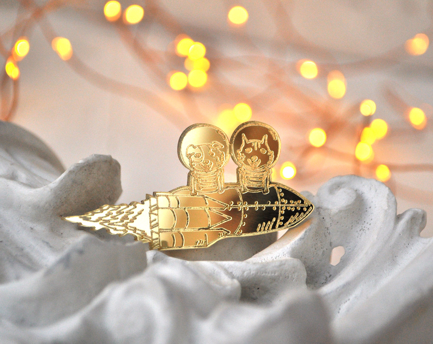 Собаки-космонавты - зеркальная брошь