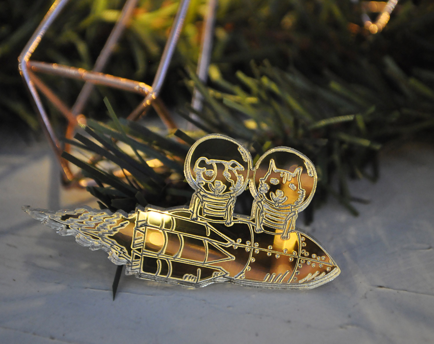 Собаки-космонавты - зеркальная брошь