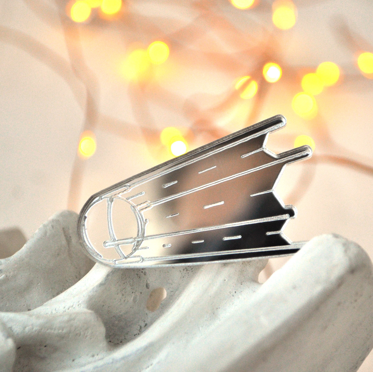 Спутник - зеркальная брошь