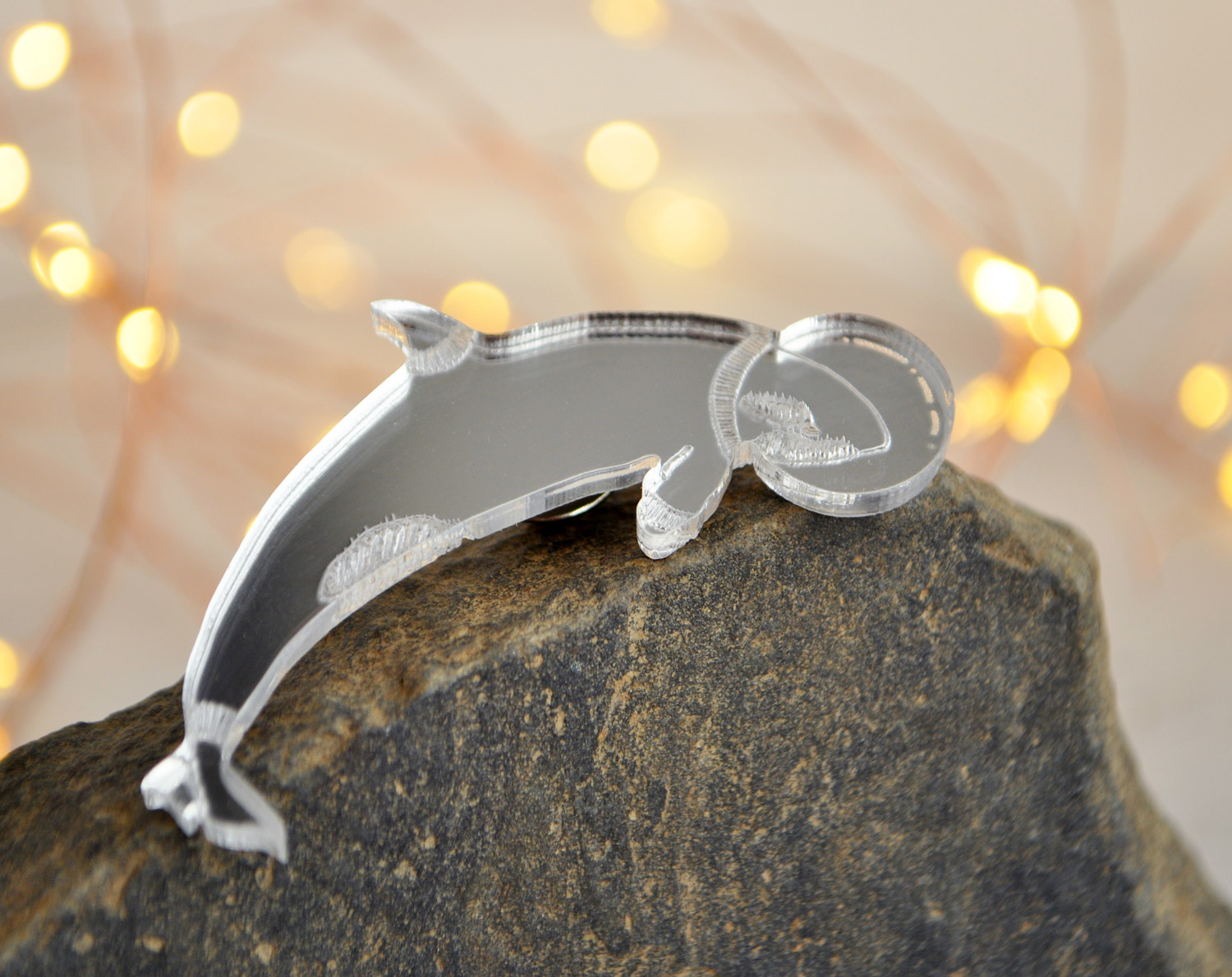 Косатка-космонавт - зеркальная брошь