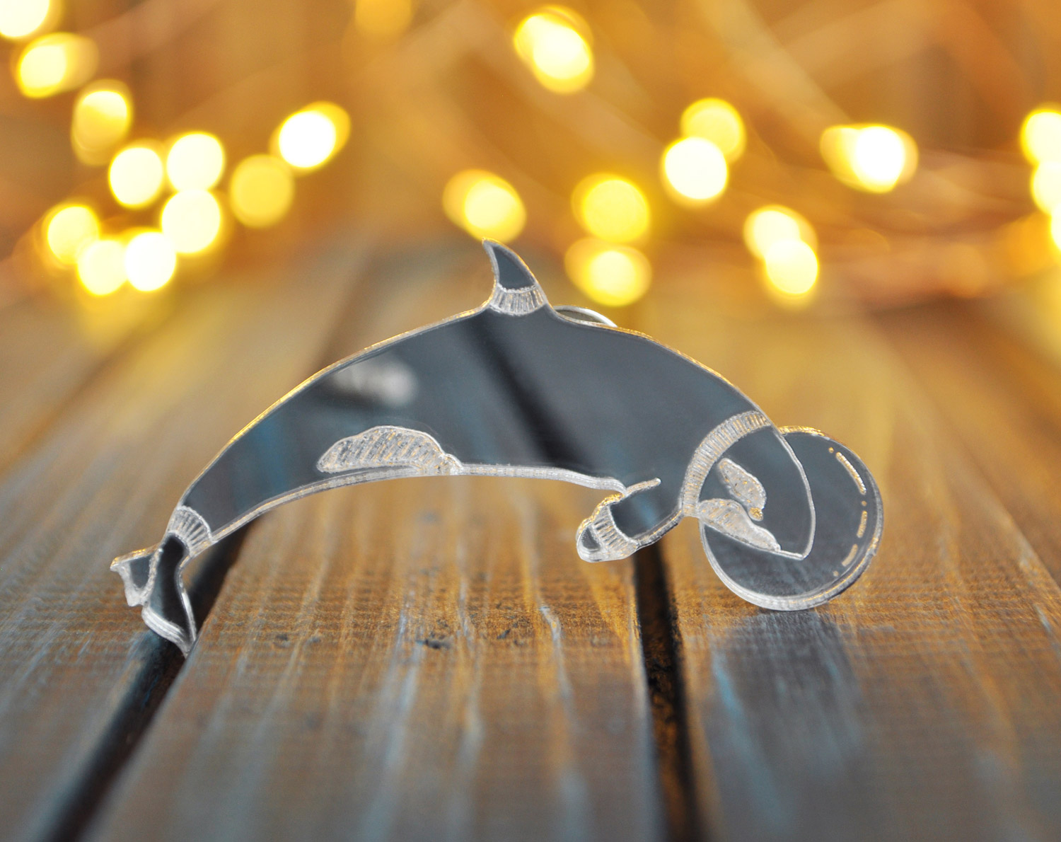 Косатка-космонавт - зеркальная брошь