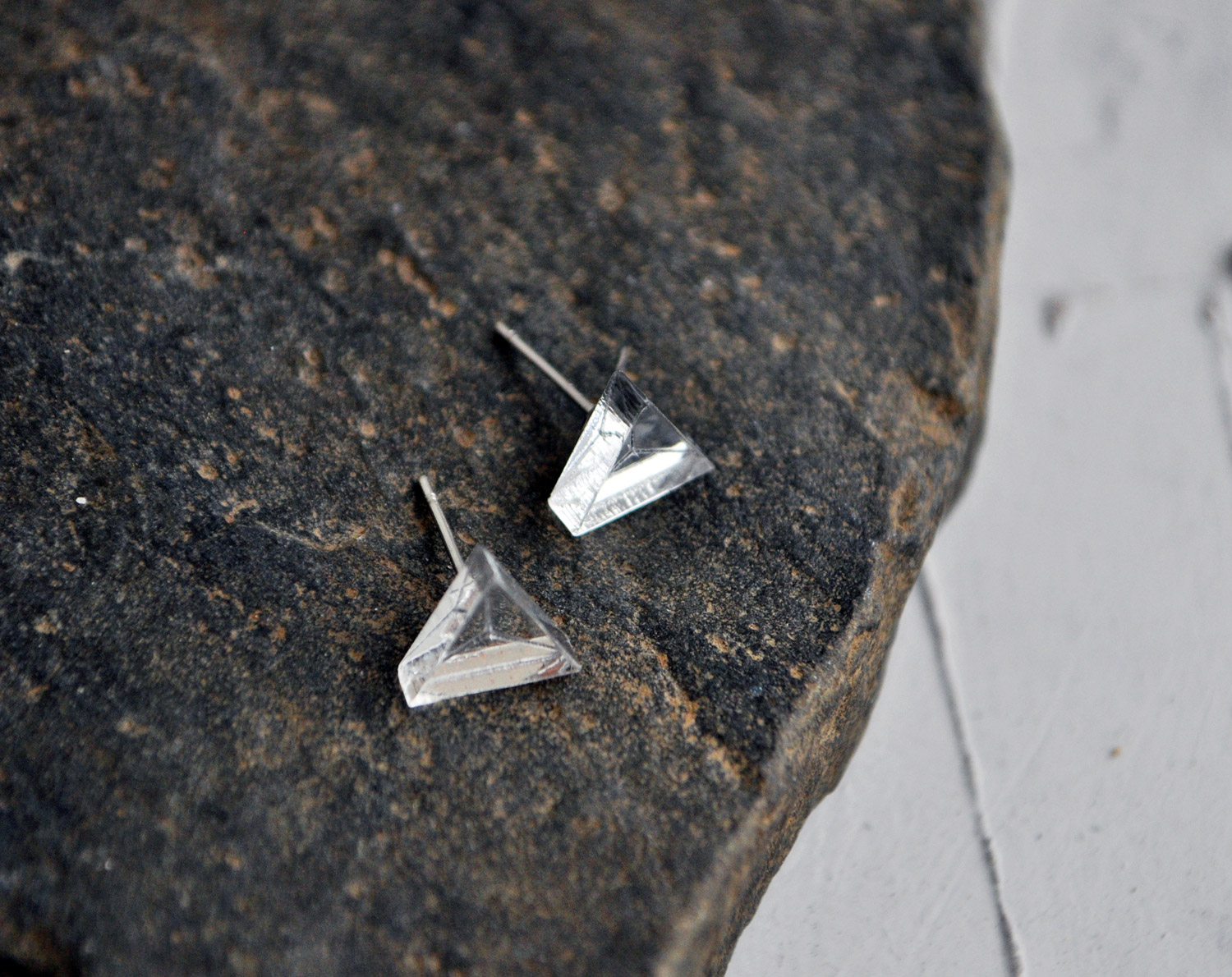 Зеркальные треугольники граненые - серьги-гвоздики зеркальные