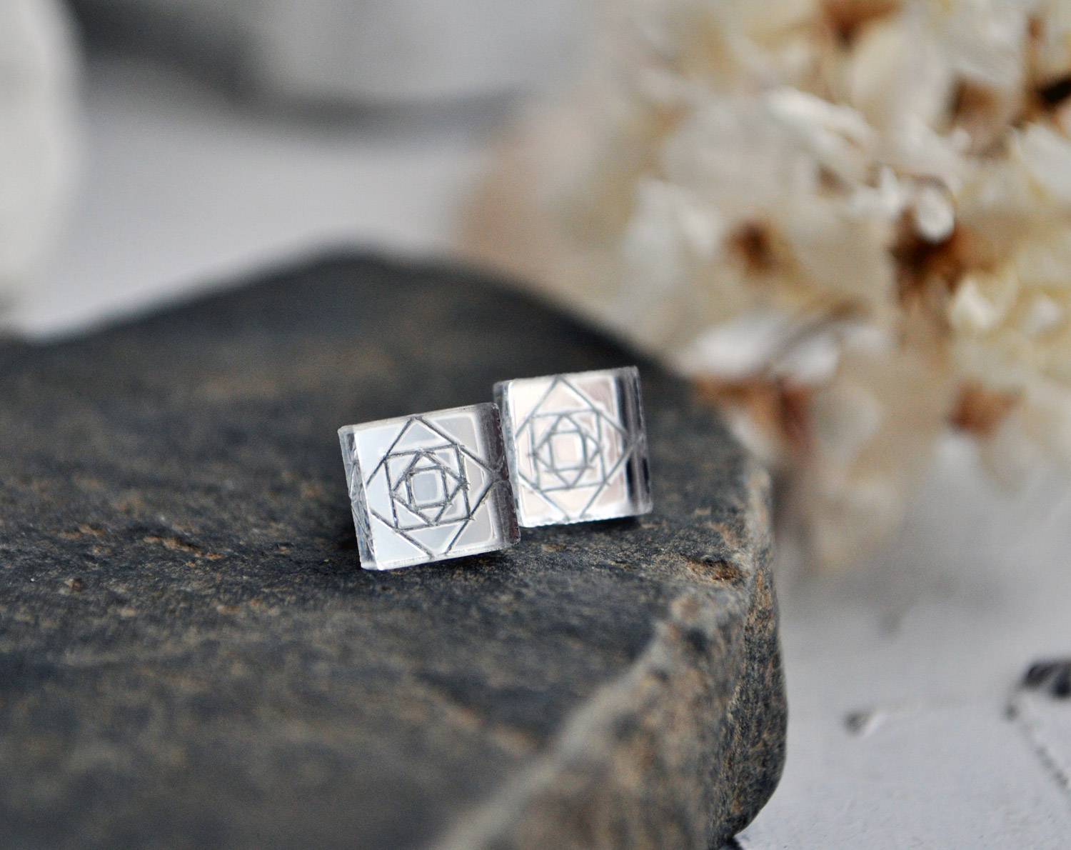 Зеркальные квадраты с узором - серьги-гвоздики зеркальные