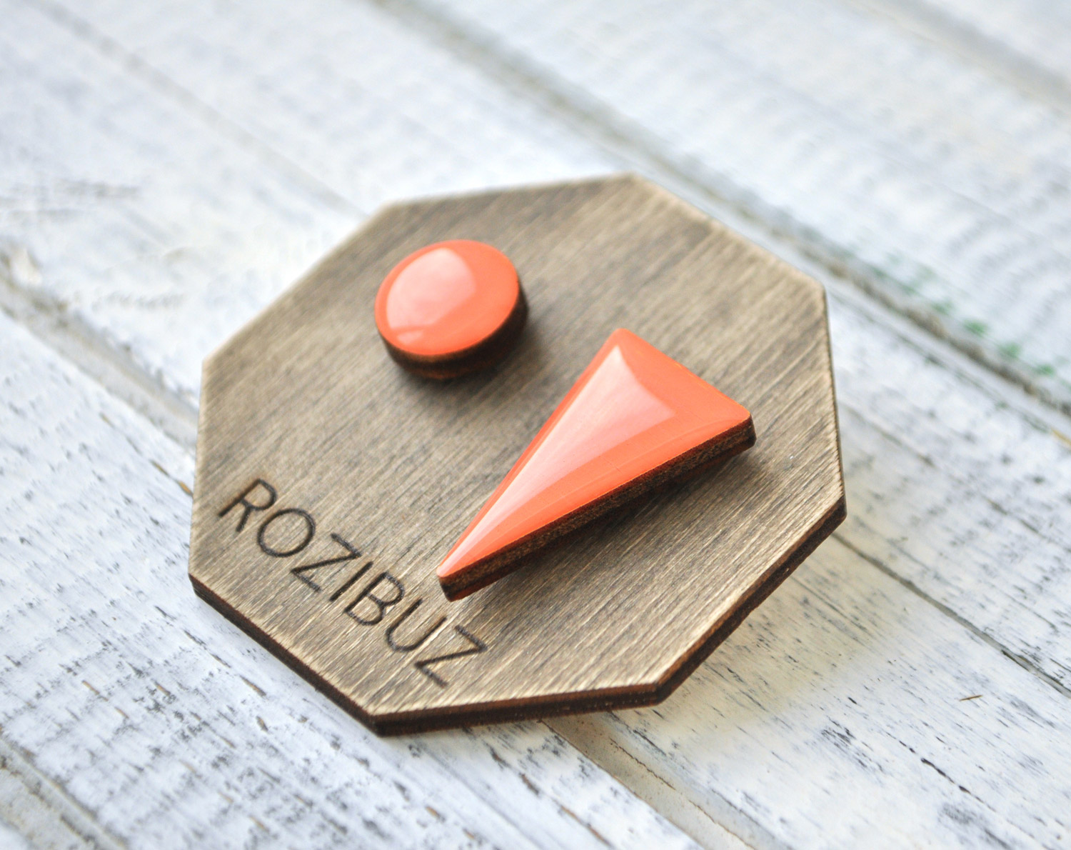 Асимметричные: треугольник с точкой - серьги-гвоздики разных цветов