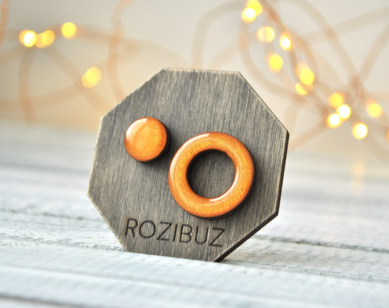 Асимметричные: большой бублик - серьги-гвоздики разных цветов