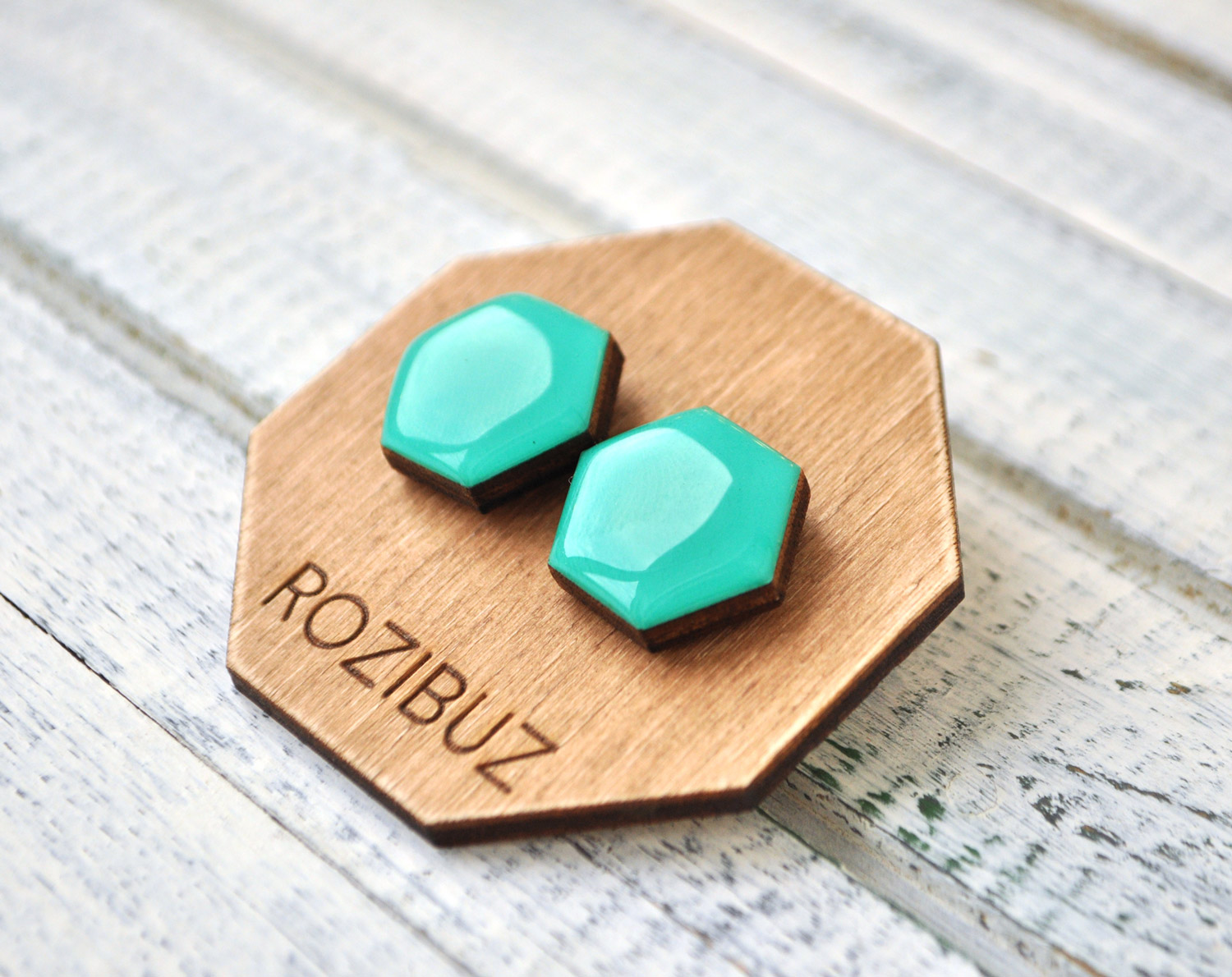 шестиугольники - серьги-гвоздики разных цветов