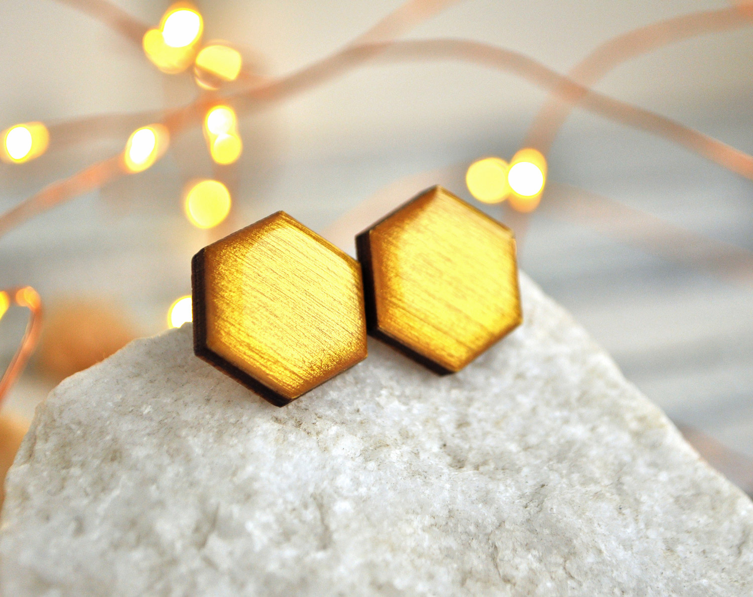 шестиугольники - серьги-гвоздики разных цветов