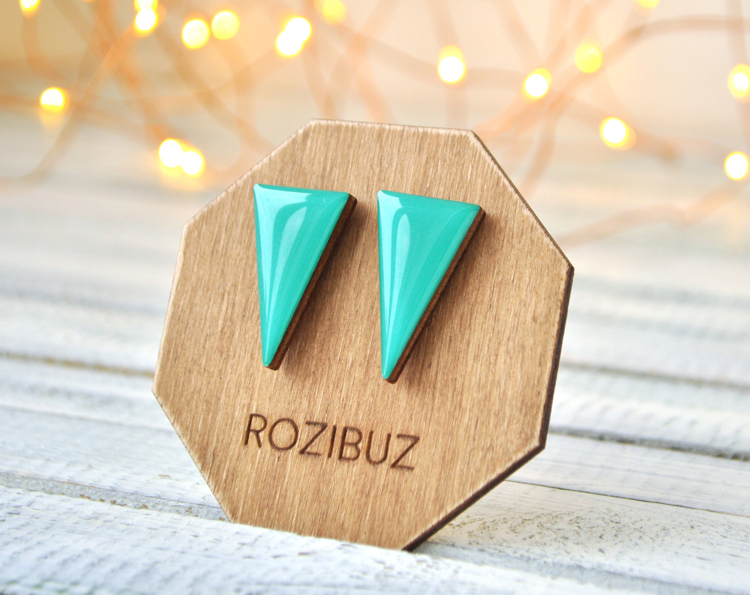 длинные треугольники - серьги-гвоздики разных цветов