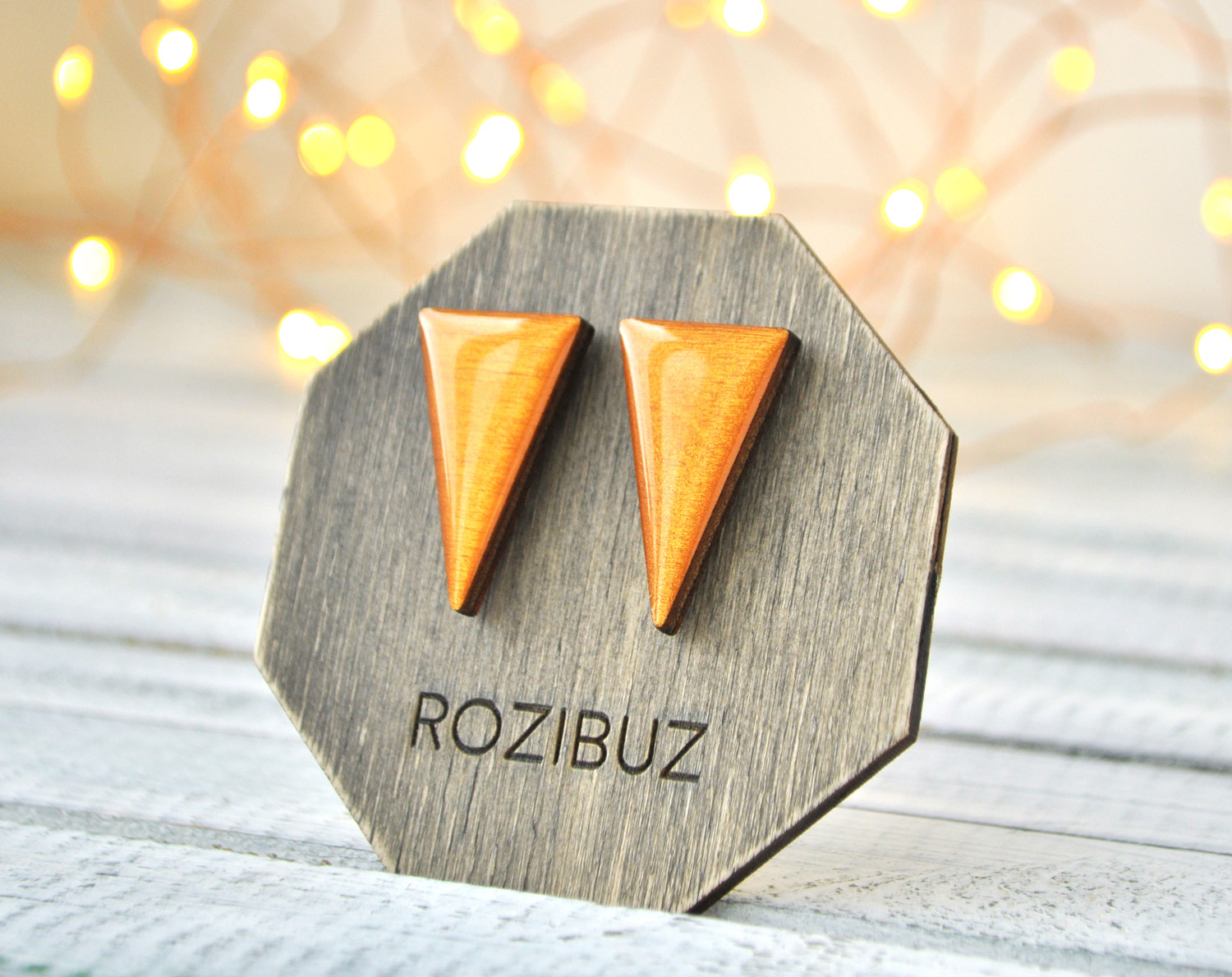 длинные треугольники - серьги-гвоздики разных цветов