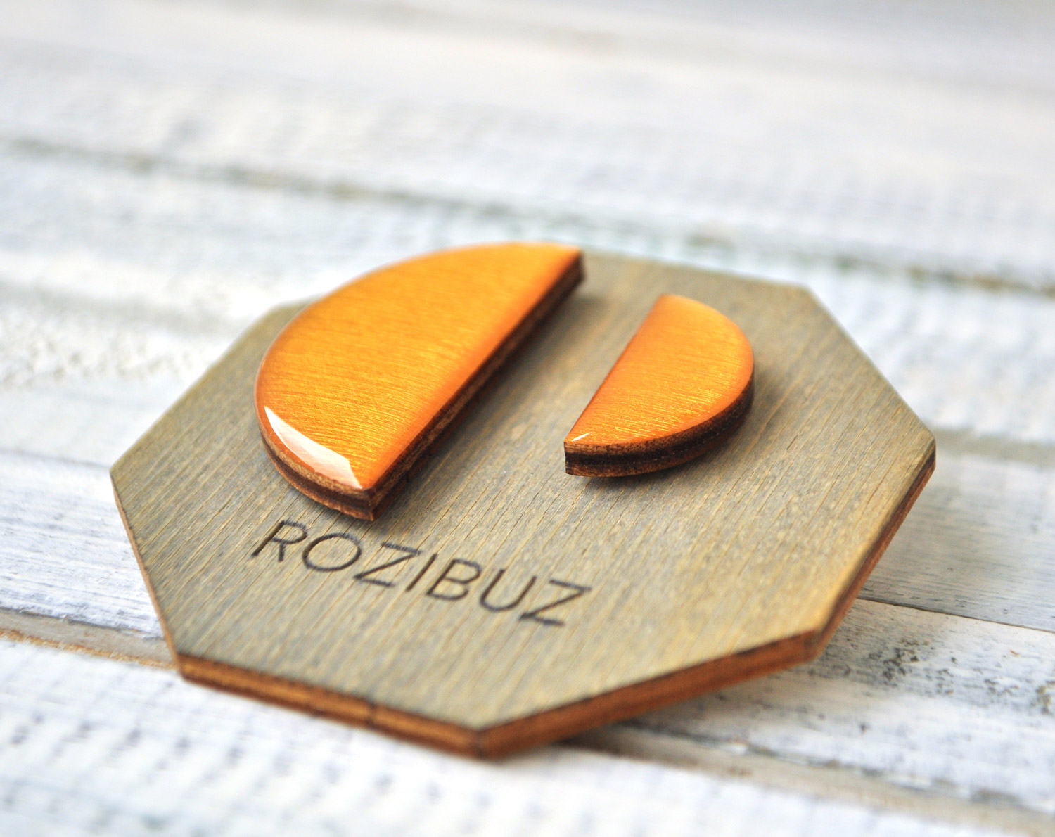 дольки асимметрия - серьги-гвоздики разных цветов