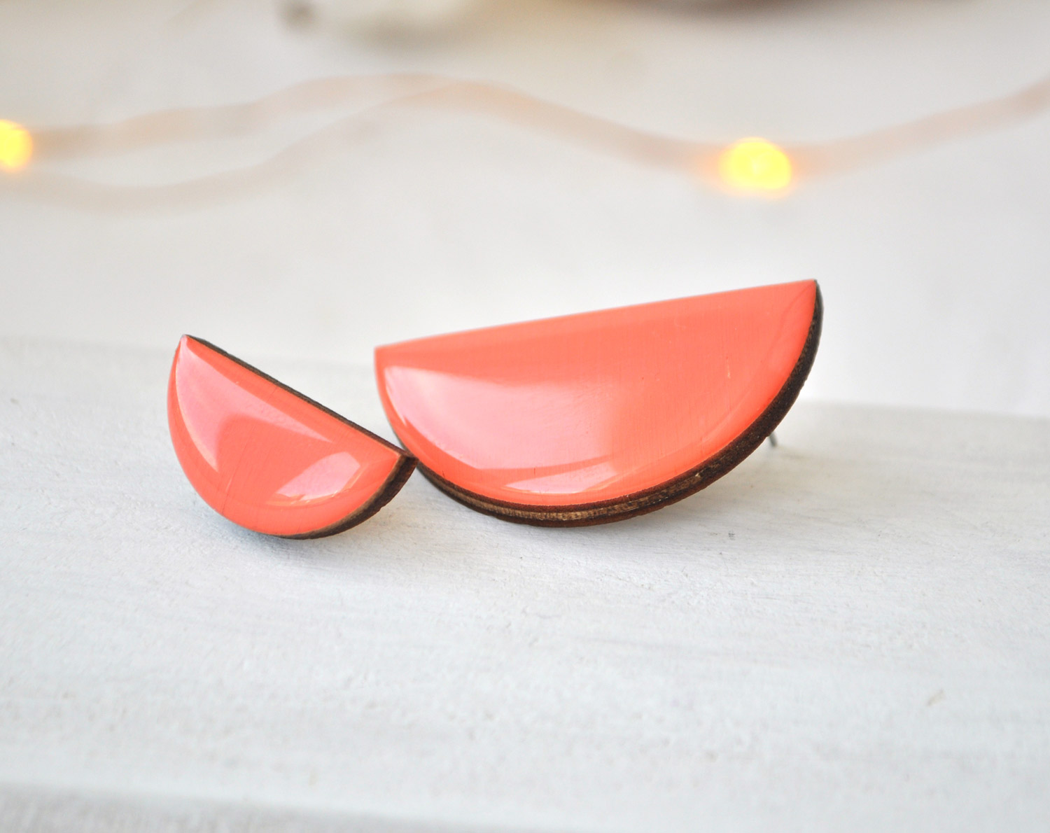 дольки асимметрия - серьги-гвоздики разных цветов