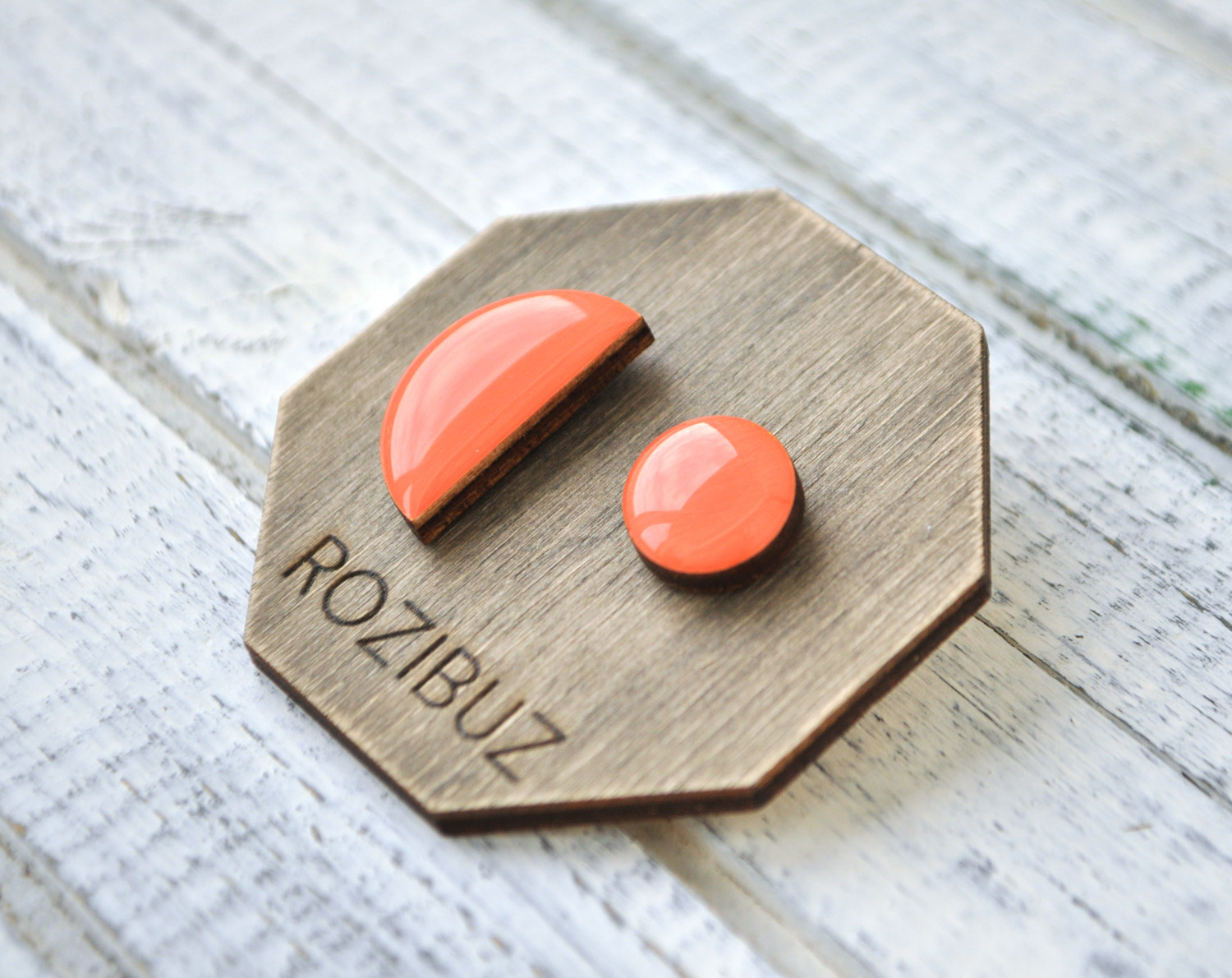 асимметрия дольки с точкой - серьги-гвоздики разных цветов