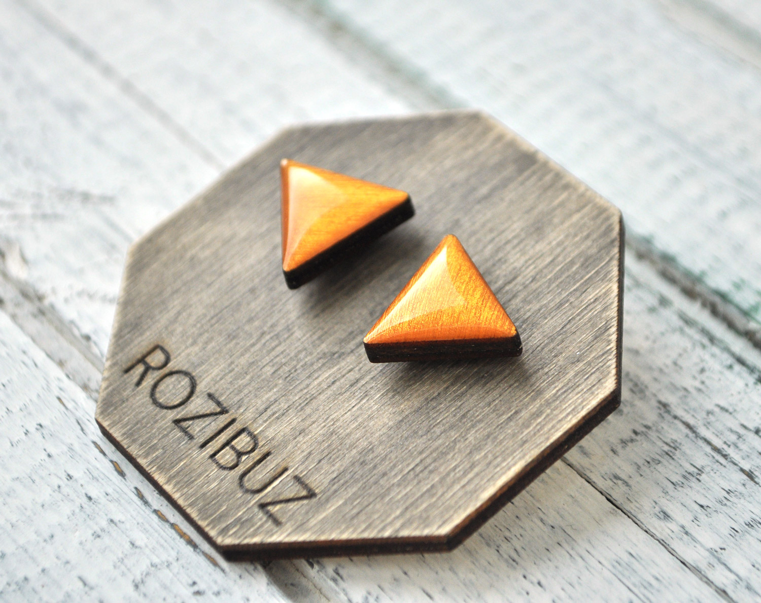 треугольники - серьги-гвоздики разных цветов