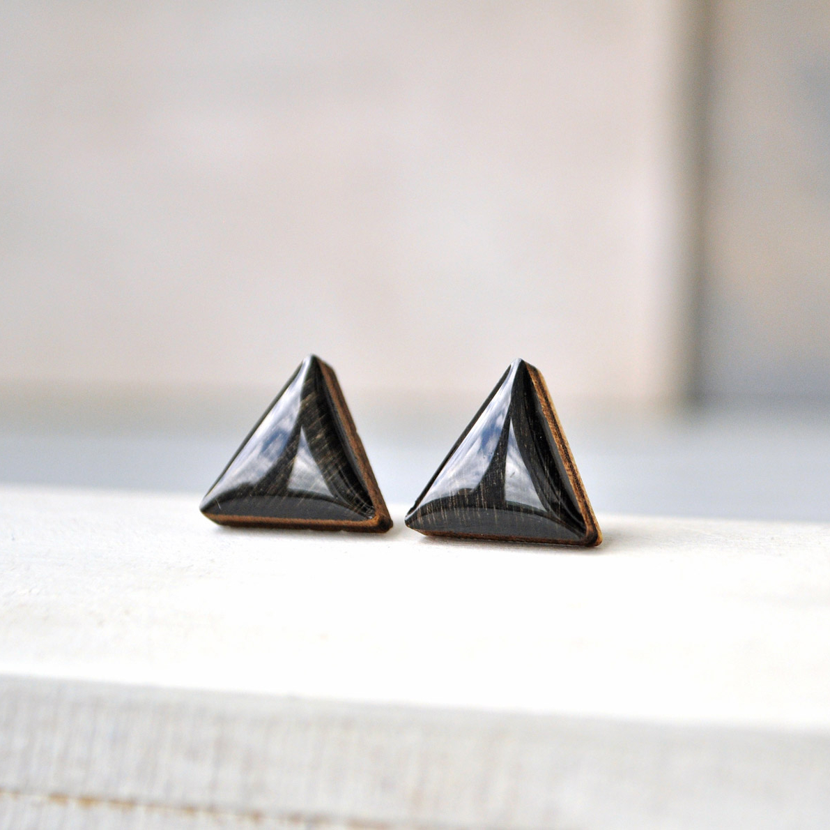 треугольники - серьги-гвоздики деревянные