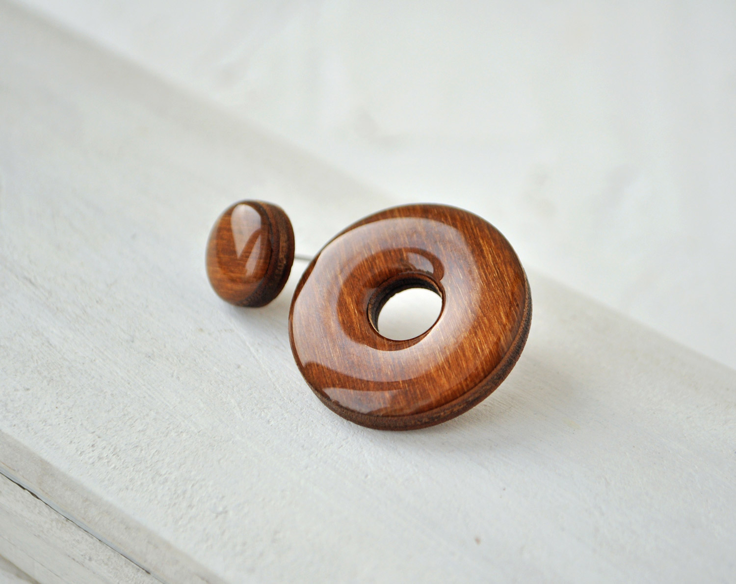 асимметрия с диском - серьги-гвоздики деревянные