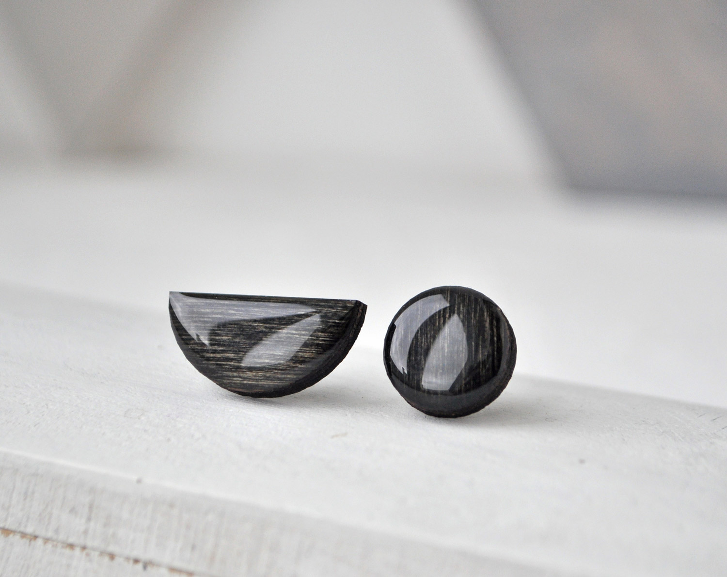 долька с точкой - серьги-гвоздики деревянные