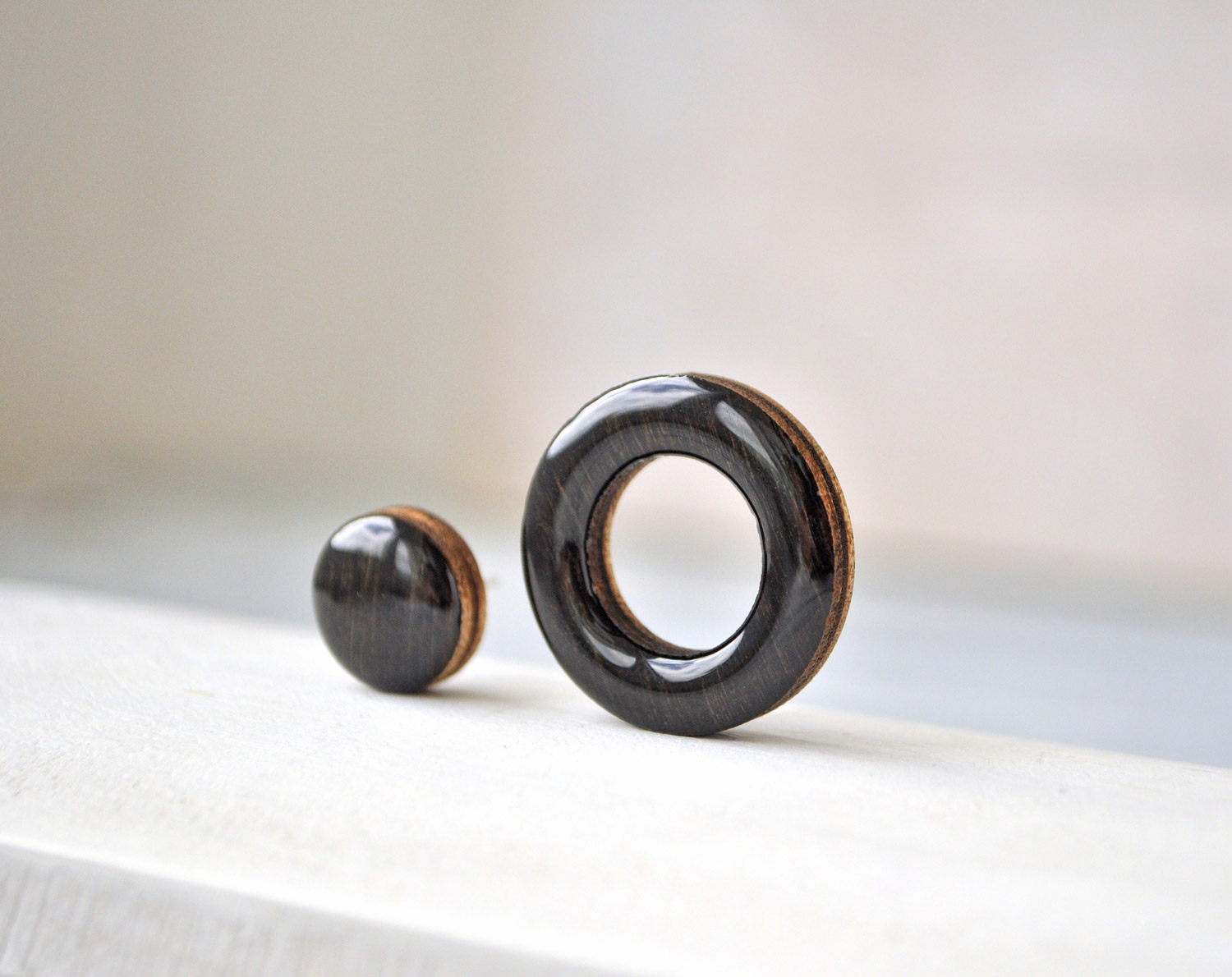 большой бублик - серьги-гвоздики деревянные