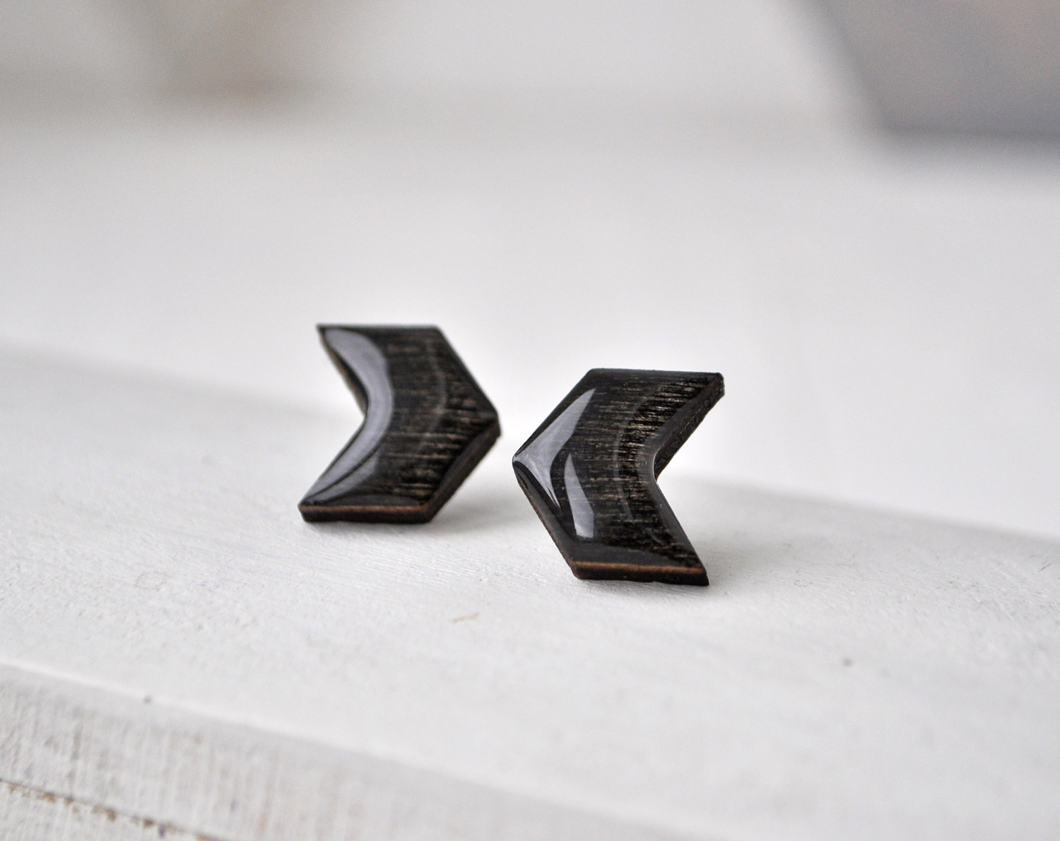 уголки - серьги-гвоздики деревянные