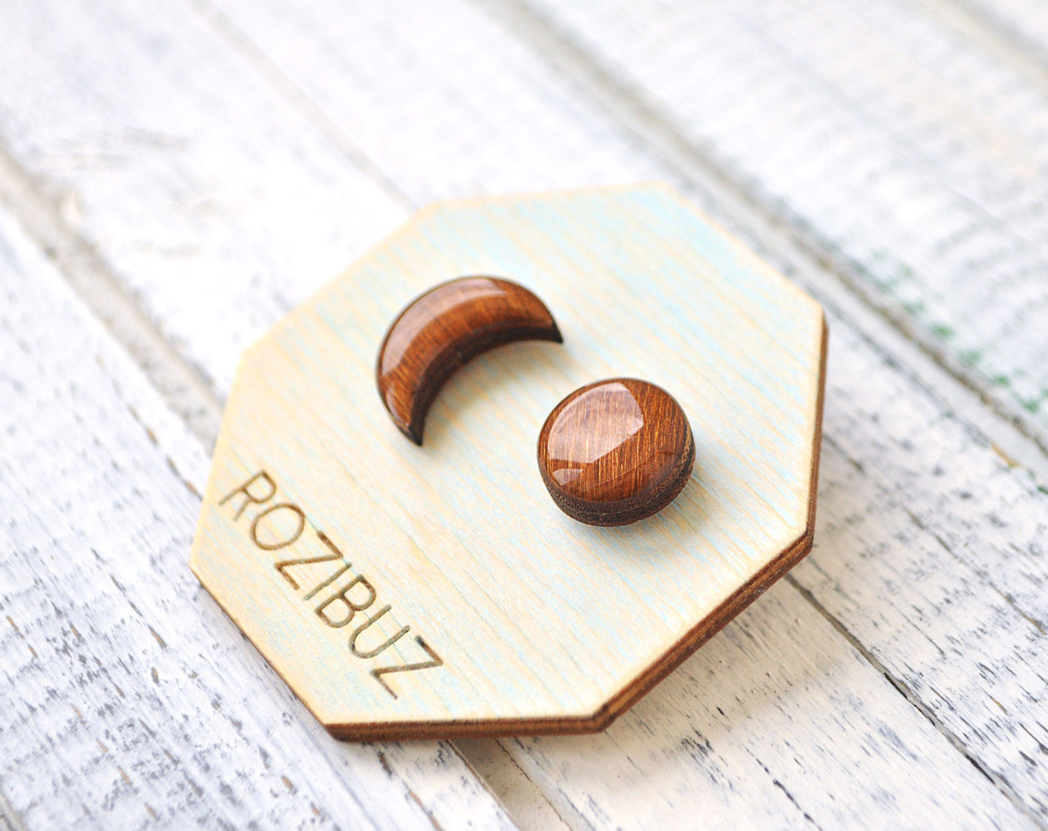 луна с точкой - серьги-гвоздики деревянные