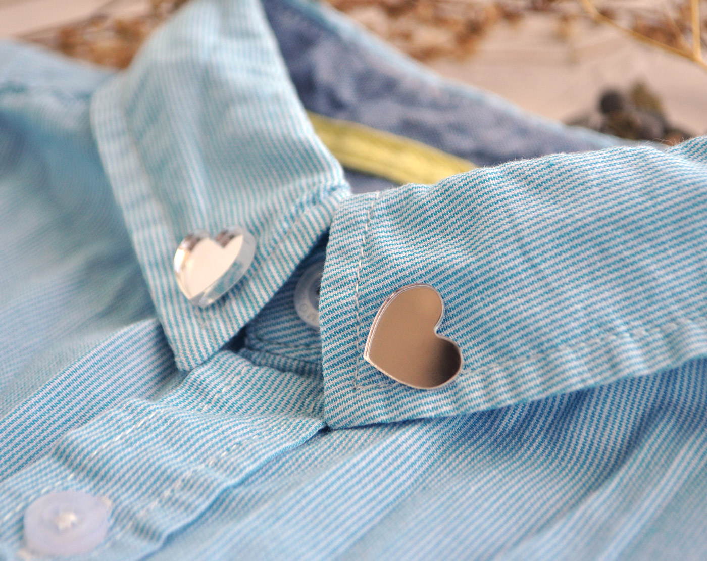 Сердечки - зеркальные броши на воротник рубашки