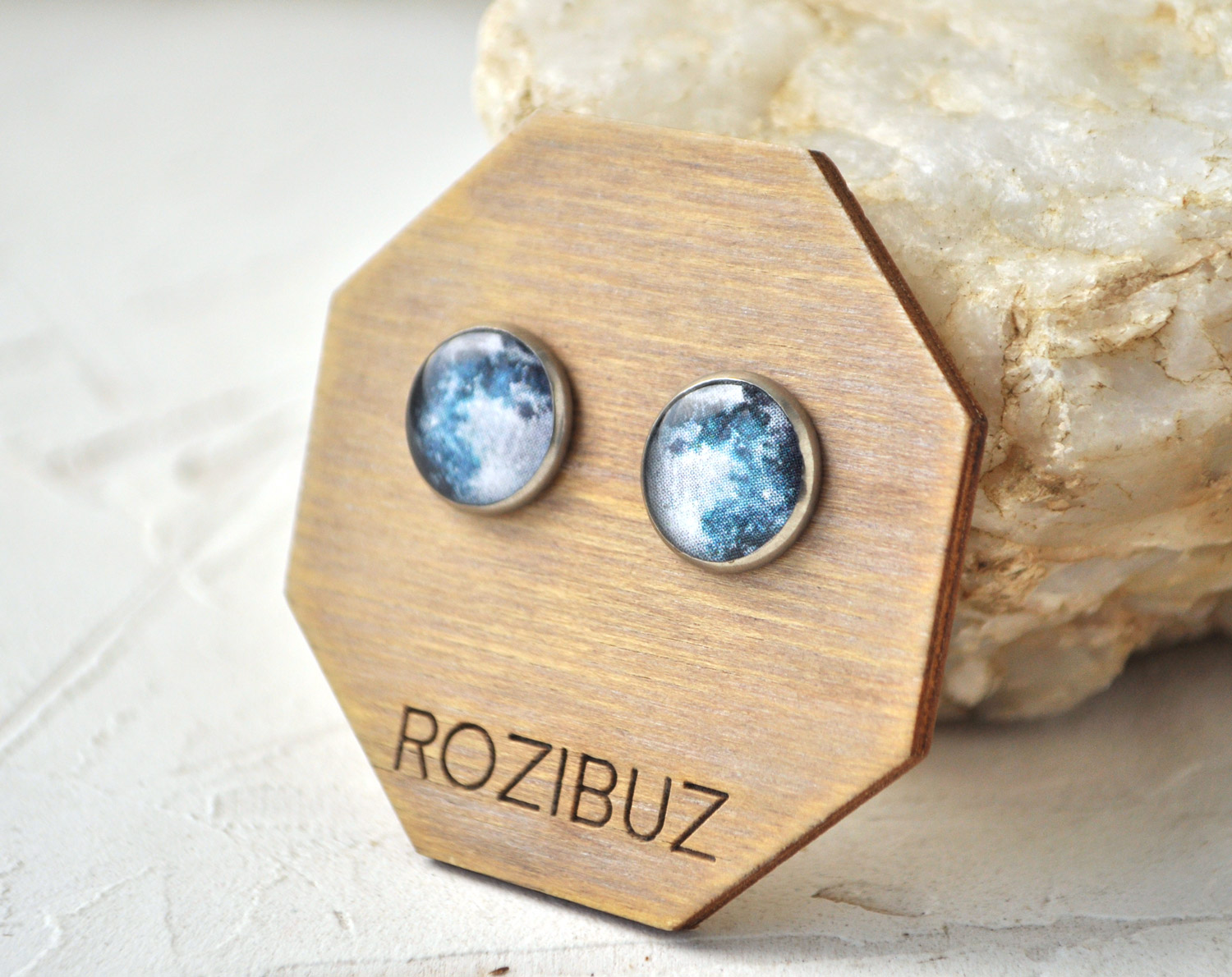 Луна - серьги-гвоздики в металлической оправе