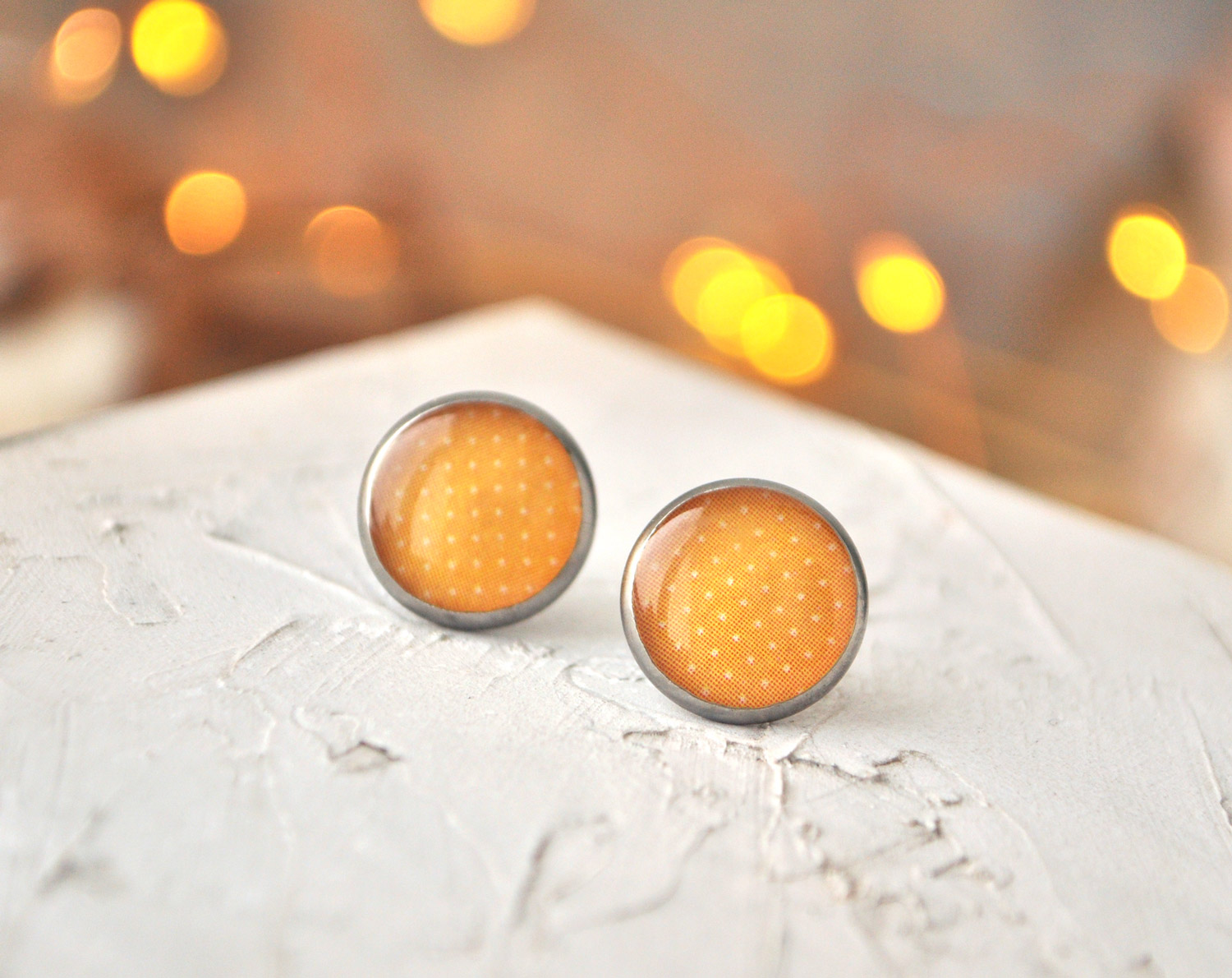 Желтый горошек - серьги-гвоздики в металлической оправе