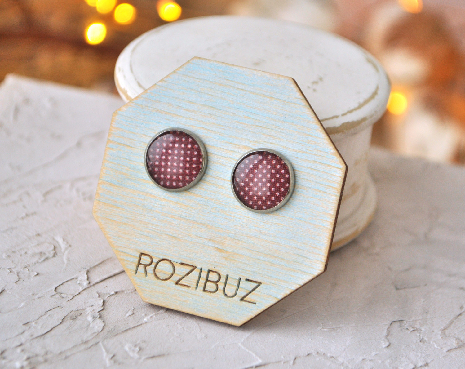 Коричневый горошек - серьги-гвоздики в металлической оправе