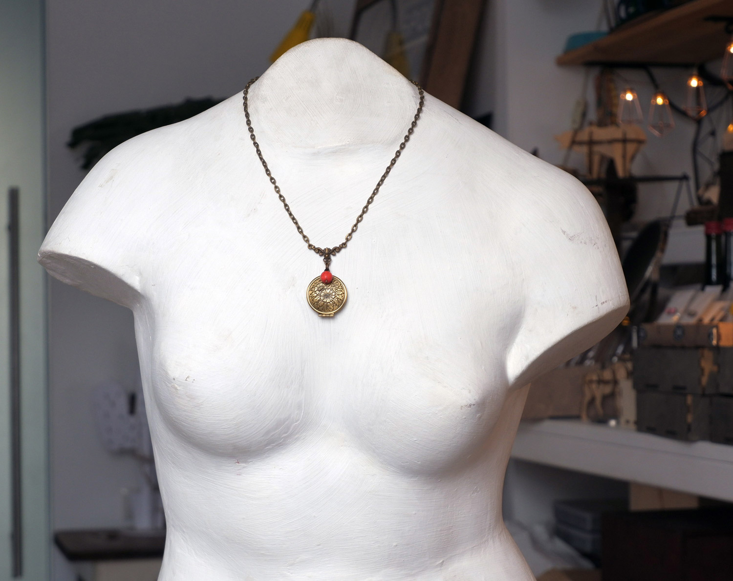 Круглый - медальон на цепочке