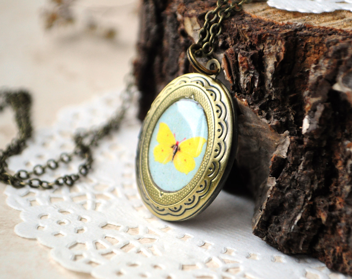 Бабочка Лимонница - медальон на цепочке