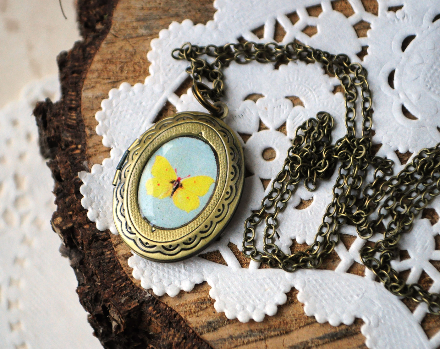 Бабочка Лимонница - медальон на цепочке