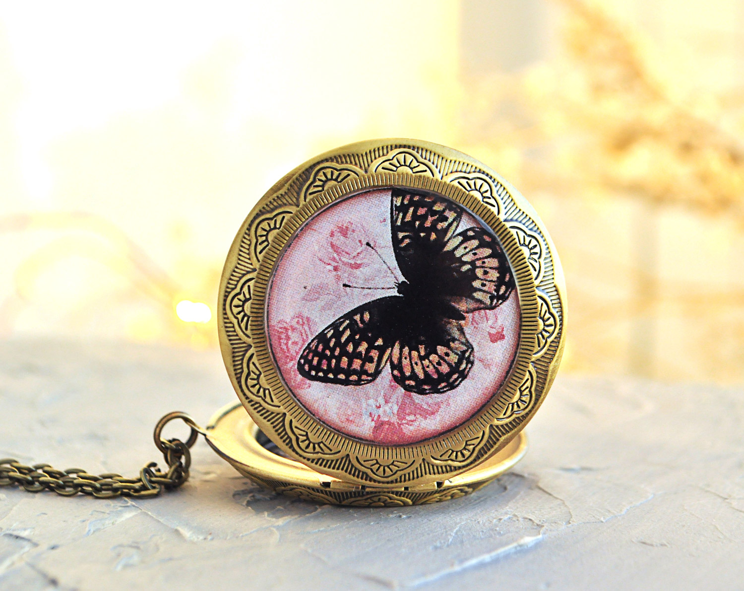 бабочка - медальон на цепочке